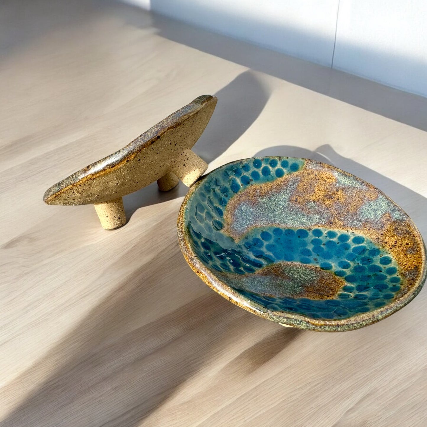 Textured Tripod Dishes